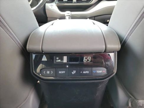 Used 2023 Toyota Highlander XLE FWD image 13