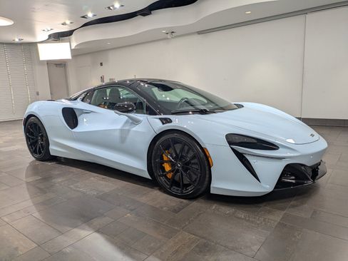 Used 2025 McLaren Artura Spider image 22