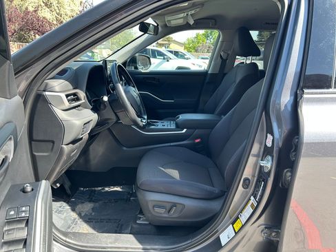 Used 2021 Toyota Highlander LE AWD/4WD image 12