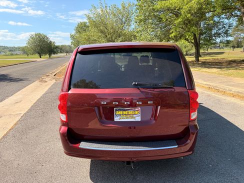 Used 2018 Dodge Grand Caravan SE FWD image 4