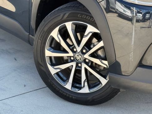 Used 2025 Toyota Corolla Cross XLE FWD image 2