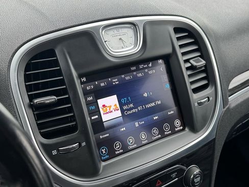 Used 2017 Chrysler 300 Limited image 19