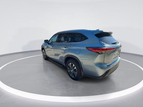 Used 2022 Toyota Highlander XLE image 6