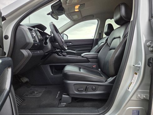 Used 2025 Nissan Pathfinder SL image 12