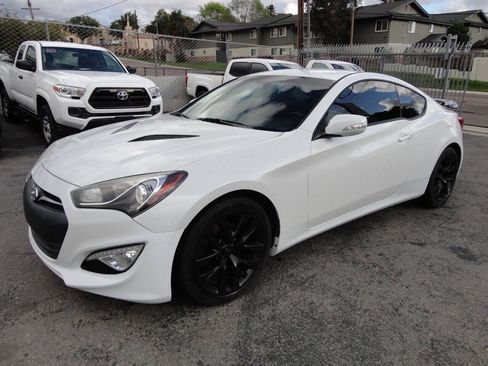 Used 2016 Hyundai Genesis 3.8 RWD image 3