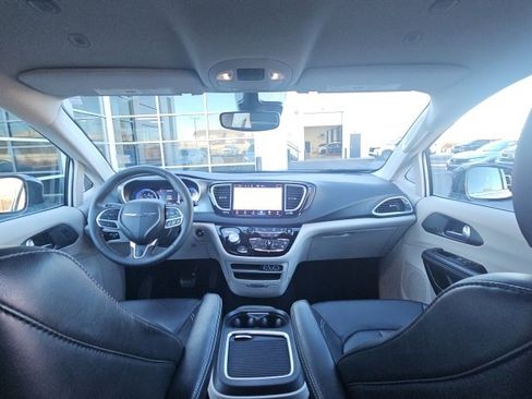 Used 2024 Chrysler Pacifica Touring-L image 15