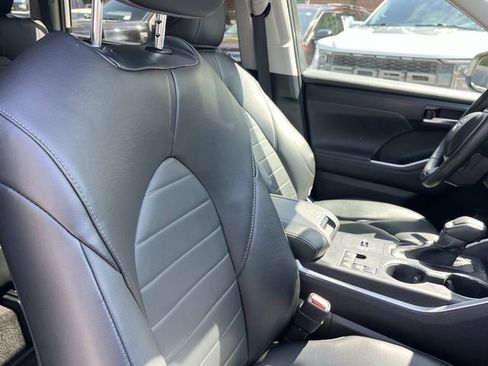 Used 2023 Toyota Highlander XLE FWD image 32