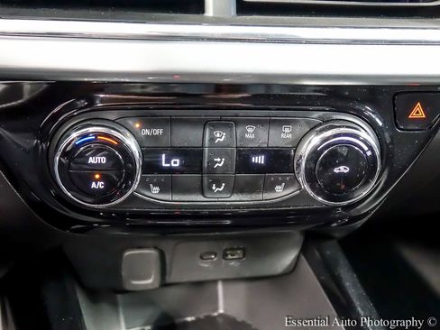 Used 2025 Chevrolet Trax LT w/ LT Convenience Package FWD image 16
