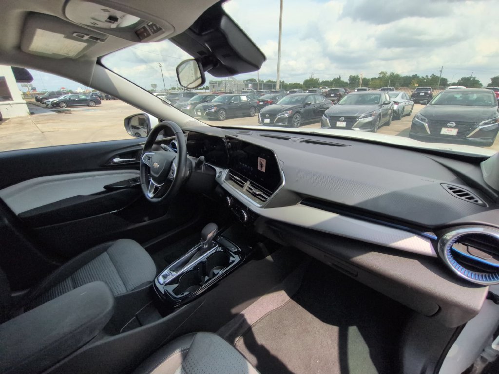 Used 2025 Chevrolet Trax LT w/ LT Convenience Package FWD image 31