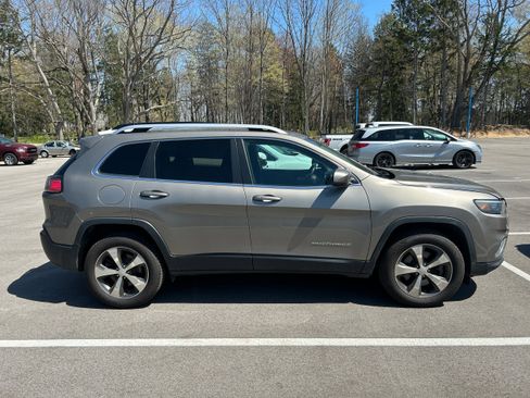 Used 2019 Jeep Cherokee Limited image 18