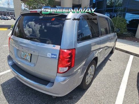 Used 2019 Dodge Grand Caravan SE w/ UConnect Hands-Free Group FWD image 5