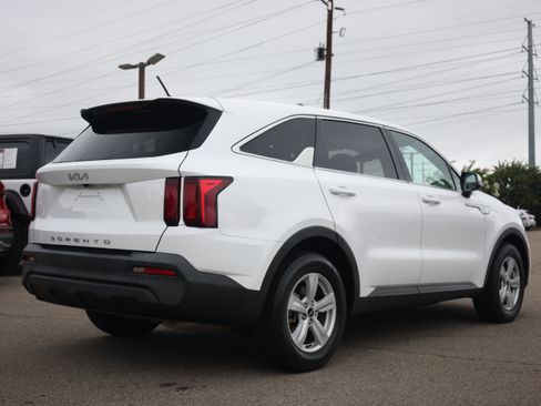 Used 2022 Kia Sorento LX FWD image 5