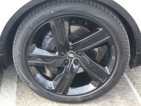 Used 2025 Land Rover Discovery Dynamic SE image 9