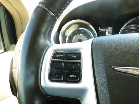 Used 2015 Chrysler Town & Country Touring-L w/ Driver Convenience Group image 14