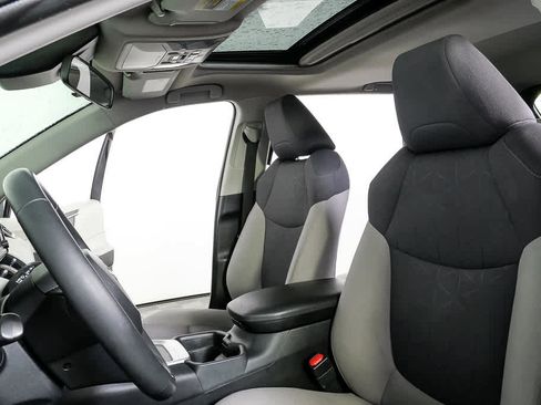 Used 2021 Toyota RAV4 XLE w/ Convenience Package image 5