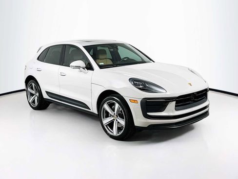Certified 2025 Porsche Macan image 7