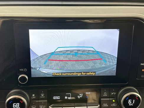 Used 2024 Toyota Highlander LE AWD/4WD image 12