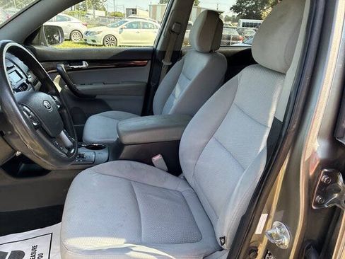 Used 2012 Kia Sorento LX w/ Convenience Pkg FWD image 14
