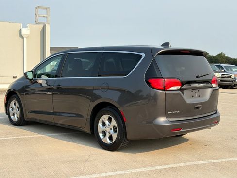 Used 2017 Chrysler Pacifica LX w/ Tire & Wheel Group FWD image 3