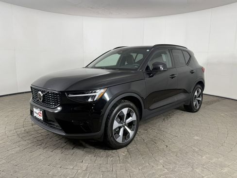Used 2024 Volvo XC40 B5 Plus image 3