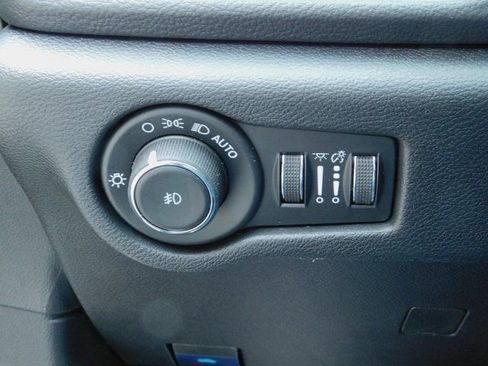 Used 2025 Chrysler Pacifica Select w/ Uconnect Theater Family Group FWD image 19