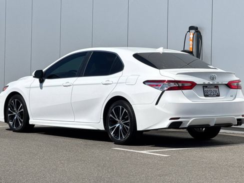 Used 2020 Toyota Camry SE FWD image 3