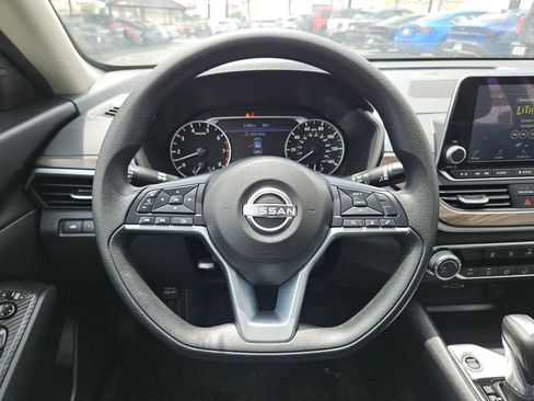 Used 2025 Nissan Altima 2.5 SV FWD image 23