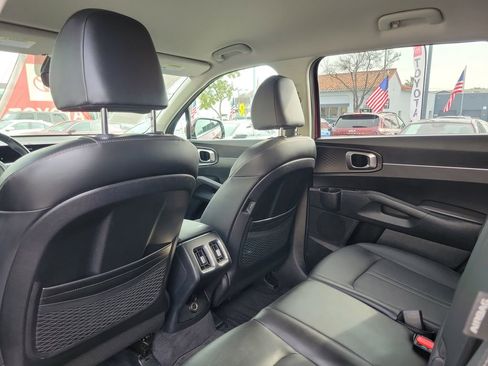 Used 2025 Kia Sorento S image 14