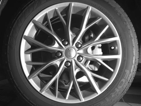Used 2022 Jeep Grand Cherokee Summit RWD image 11
