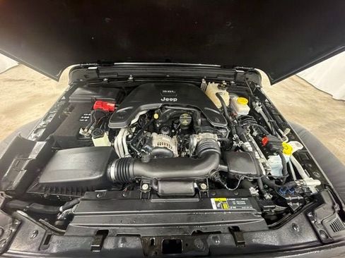 Used 2019 Jeep Wrangler Unlimited Sahara AWD/4WD image 25