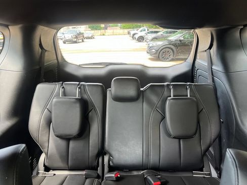 Used 2024 Chrysler Pacifica Limited FWD image 32