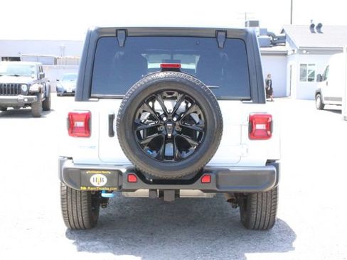 Used 2023 Jeep Wrangler Unlimited Sahara w/ Cold Weather Group AWD/4WD image 4