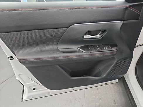 Used 2025 Nissan Kicks SR image 24