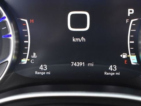 Used 2023 Chrysler Pacifica Touring-L FWD image 27
