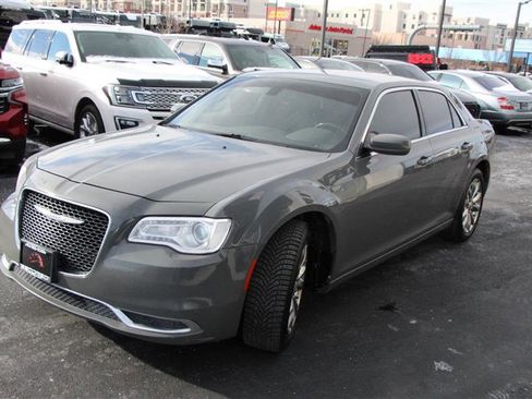 Used 2019 Chrysler 300 Touring image 4