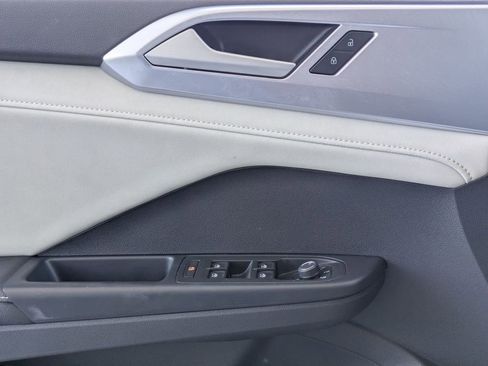 Used 2025 Volkswagen Taos SE image 13