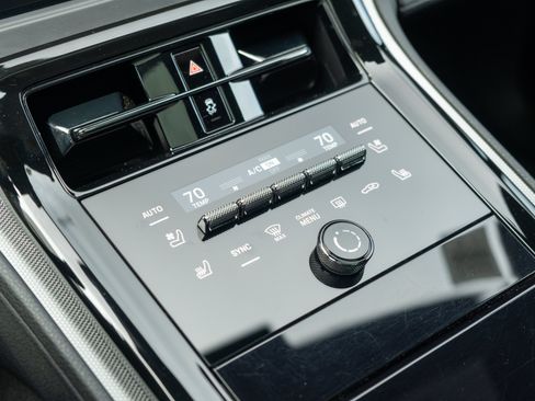 Certified 2025 Porsche Panamera 4 w/ Premium Package AWD/4WD image 32