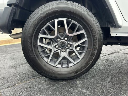 Used 2025 Jeep Wrangler Sahara image 35