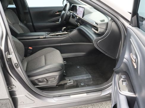 Certified 2024 Toyota Crown XLE image 39