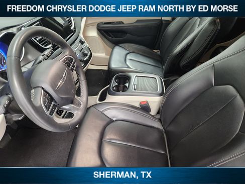 Used 2023 Chrysler Pacifica Touring-L FWD image 8