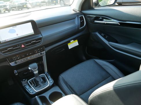 Certified 2024 Kia Seltos EX AWD/4WD image 11