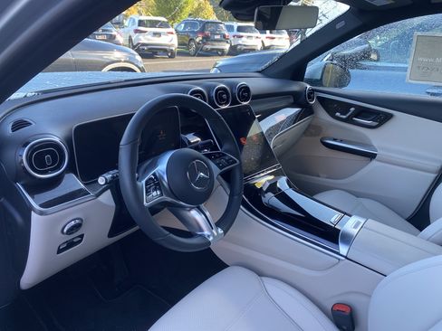 Used 2025 Mercedes-Benz GLC 300 4MATIC image 6