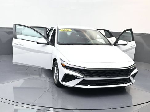 Certified 2026 Hyundai Elantra SE FWD image 30