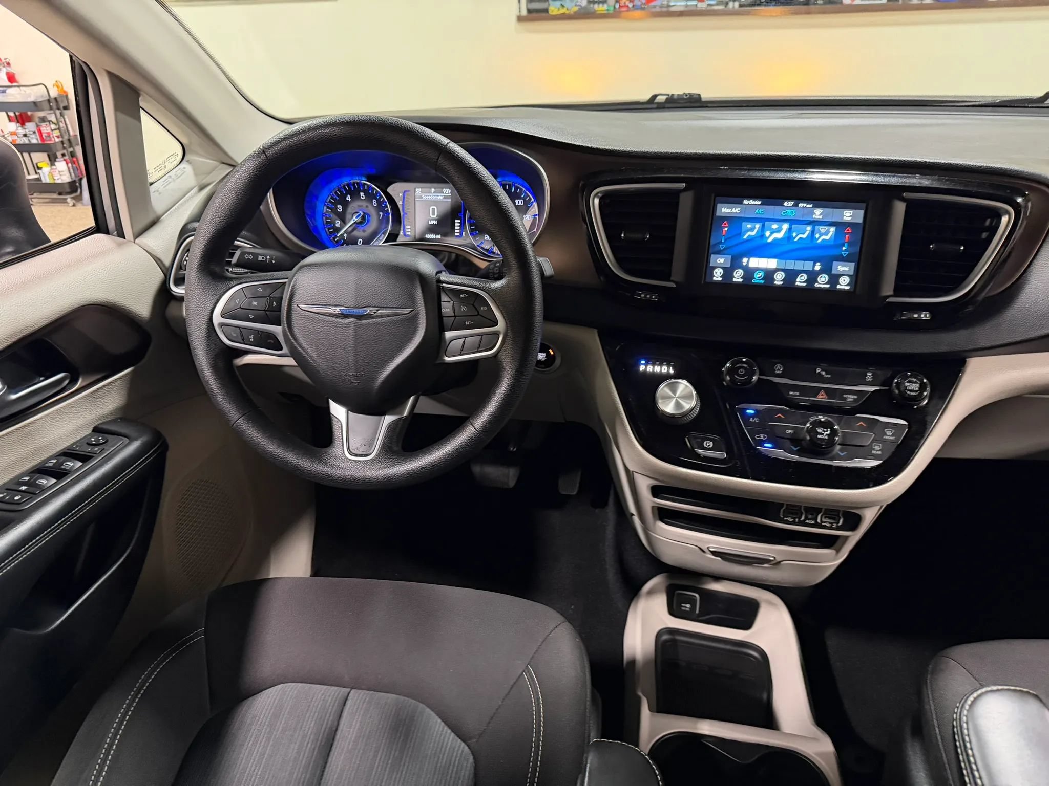 Used 2021 Chrysler Voyager L FWD image 52