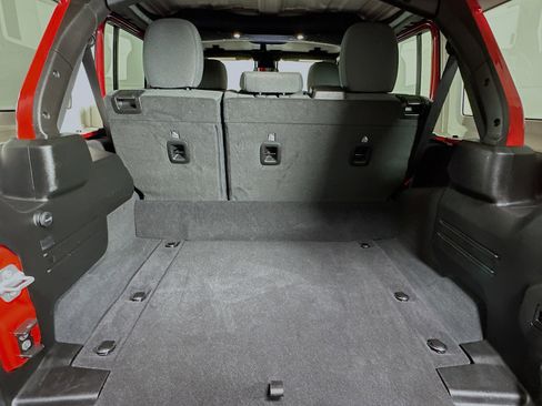 Used 2025 Jeep Wrangler Sahara image 30