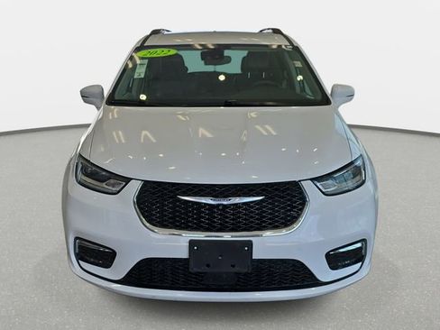 Used 2022 Chrysler Pacifica Touring-L w/ Uconnect Theater Family Group FWD image 2