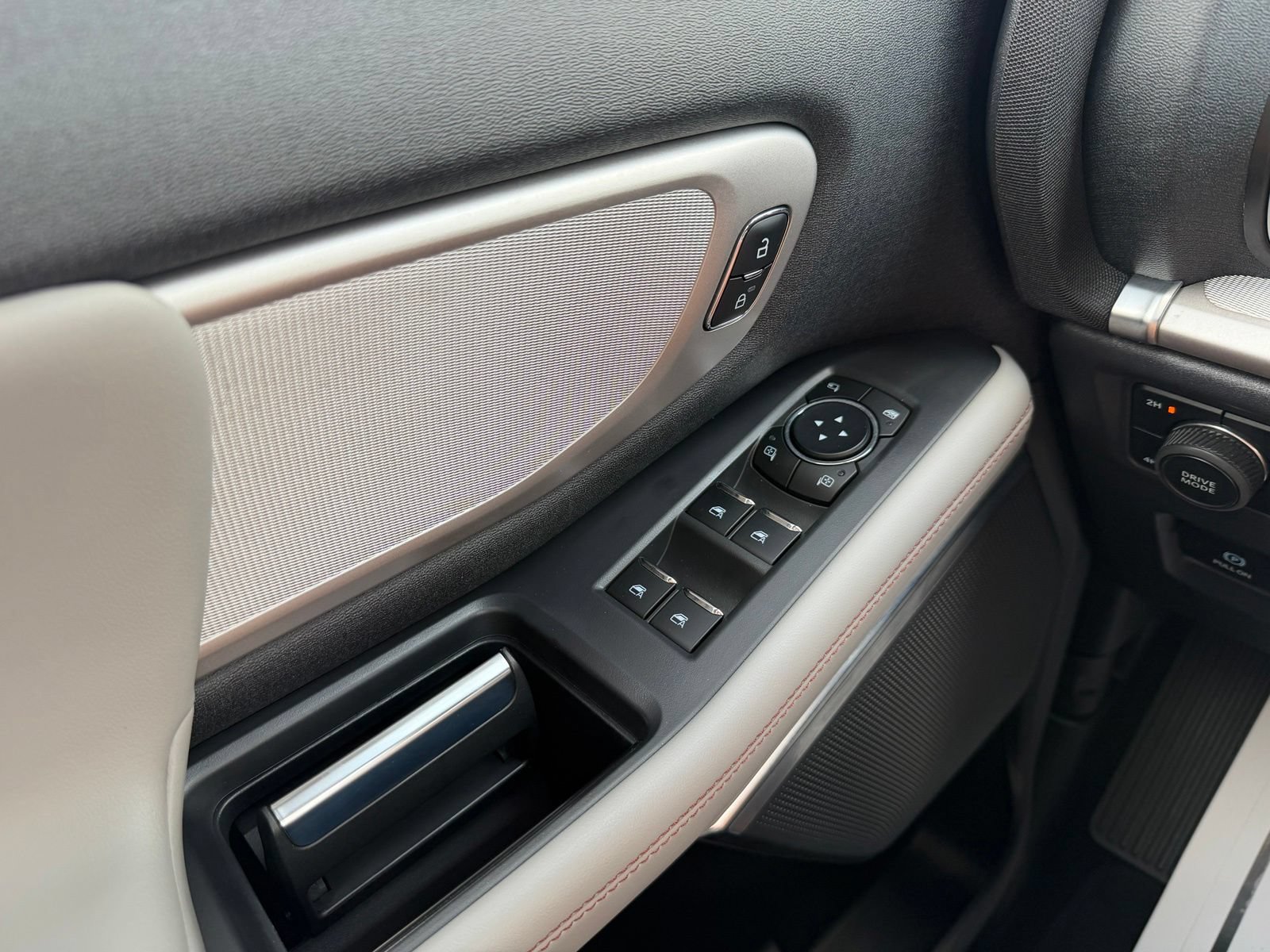 Used 2025 Ford Expedition Active AWD/4WD image 29