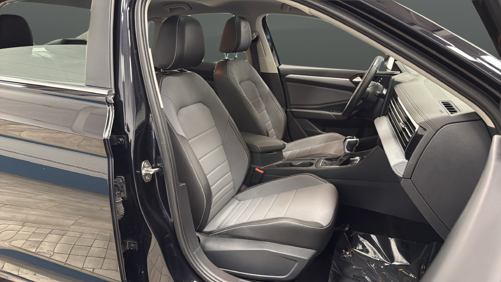 Used 2025 Volkswagen Jetta SE FWD image 24