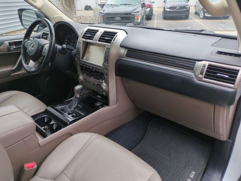 Used 2021 Lexus GX 460 Premium w/ Accessory Package image 33