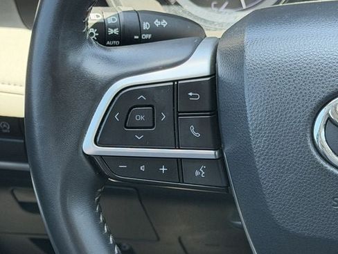 Used 2024 Toyota Highlander LE FWD image 14